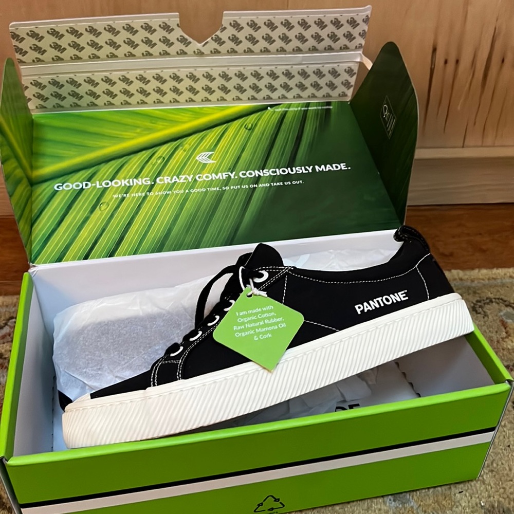 Brand new in box Cariuma + Pantone black and white thread sneakers